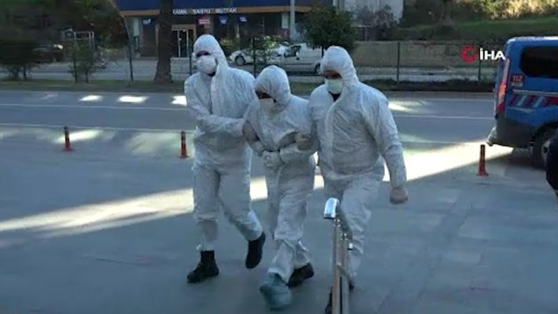 Antalya'da testi pozitif çıkan şüpheli, tulum içerisinde adliyeye sevk edildi