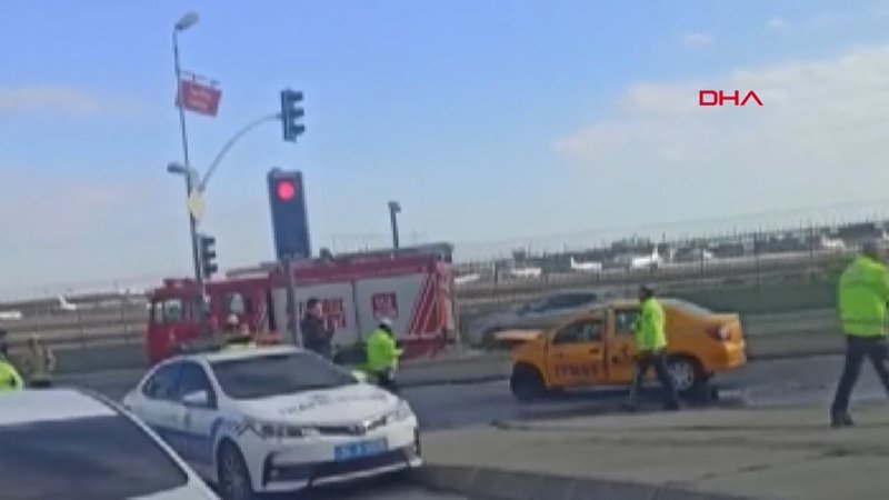 Bakırköy'de polis aracı ile taksi çarpıştı: 2’si polis 4 yaralı