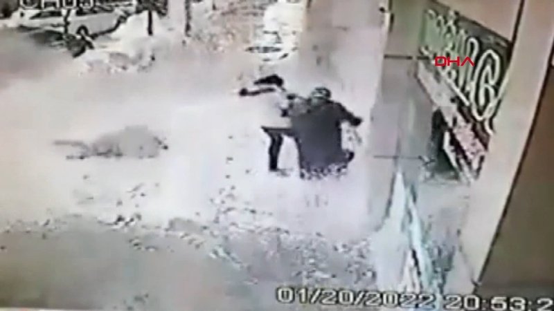 Karabük'te kaldırımda yürüyen kadının üzerine kar kütlesi düştü