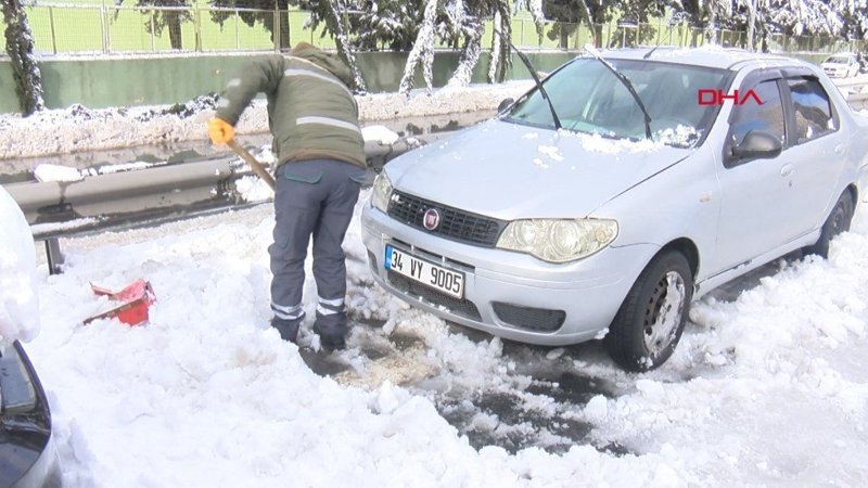 İstanbul'da küreğini alan yolda kalan araçlarını kurtarmaya çalıştı