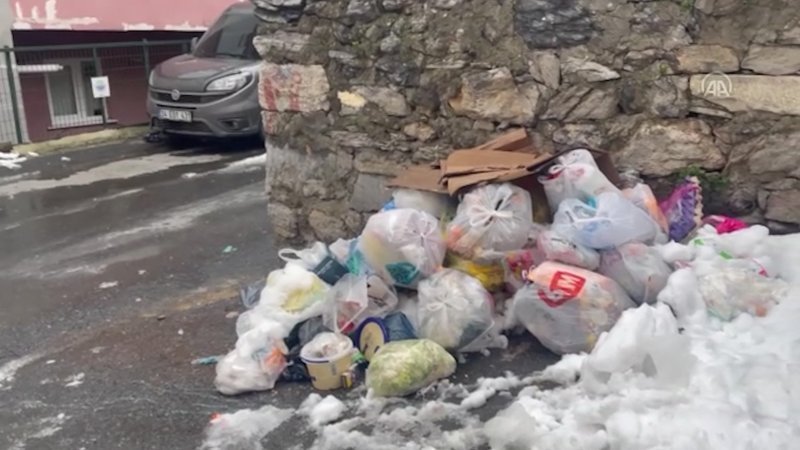 Sarıyer'de toplanmayan çöplere tepki