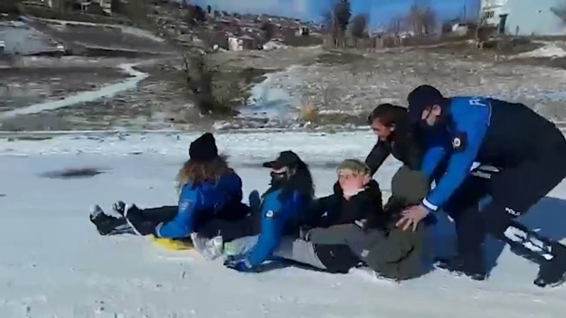 Uşak'ta polisler çocuklarla kaydı