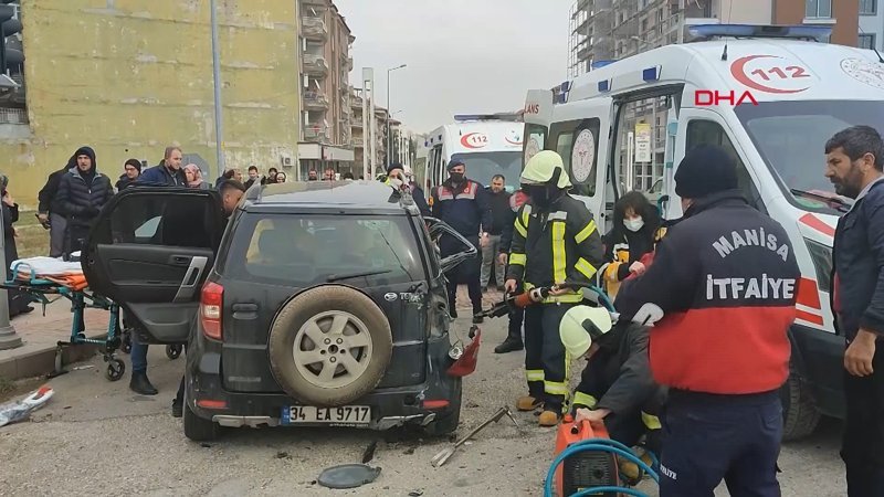 Manisa’da cenaze dönüşü kaza: 3 yaralı