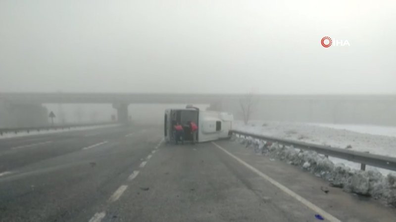 Çatalca’da polisleri taşıyan servis minibüsü devrildi