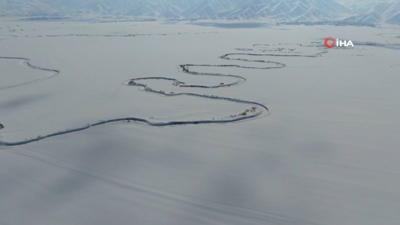 Hakkari'de menderesler, karlı manzarasıyla büyüledi