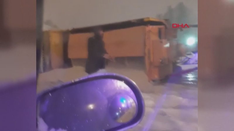 Ankara'da kar küreme ve tuzlama aracı devrildi