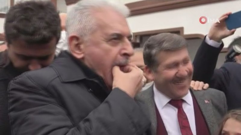 Binali Yıldırım'a kuş dili ile karşılama