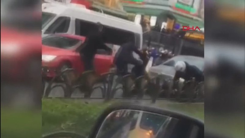 Fatih’te, tekmeli yumruklu yol verme kavgası kamerada
