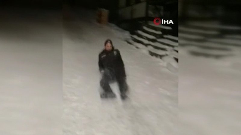 Sakarya'da yüksek ses ihbarına giden bekçiler, çocuklarla karda kaydı