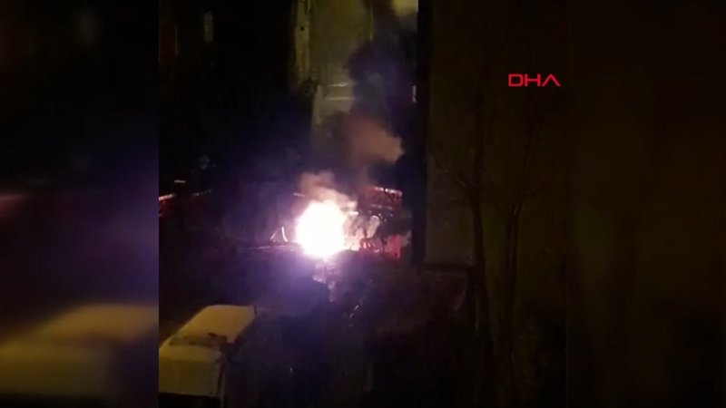 Sultangazi'de yeraltı kablolarındaki patlama mahalleyi ayağa kaldırdı