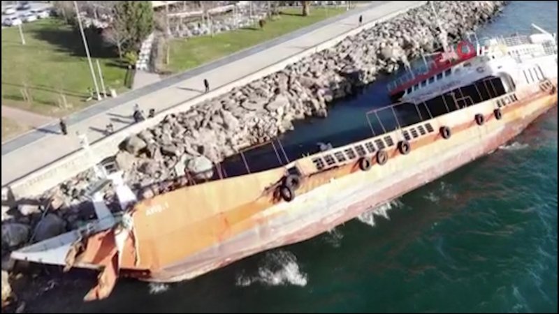 Maltepe'de yan yatan gemi, çocukların oyun alanı oldu