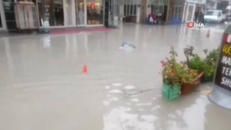 İzmir'de yağış sonrası iş yerlerini su bastı