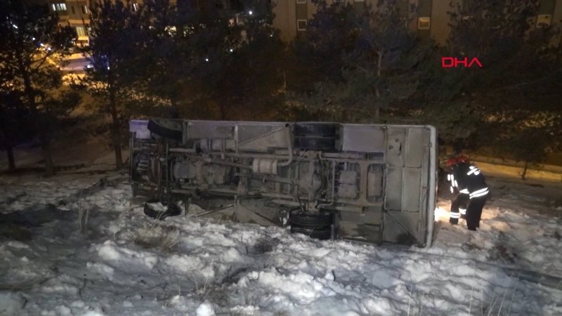 Erzurum Palandöken'de turistleri taşıyan midibüs devrildi