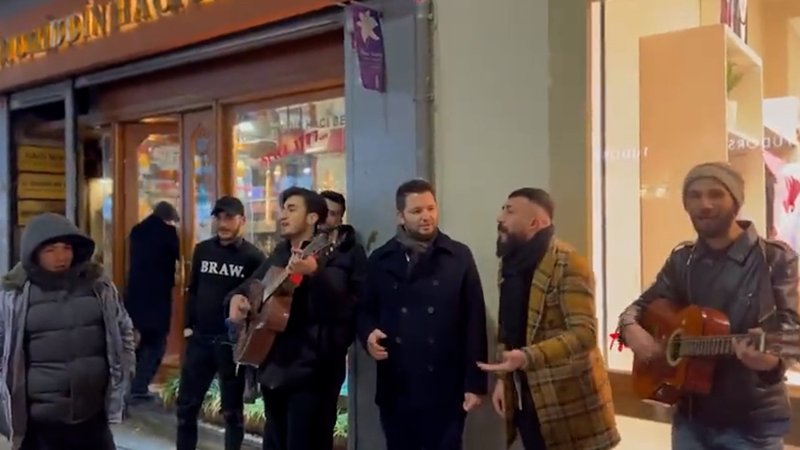 AK Partili vekil, Taksim'de Kürtçe şarkıya eşlik etti