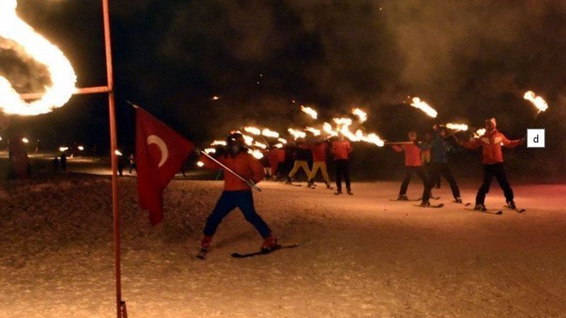 Bitlis'te meşaleli kayak gösterisi