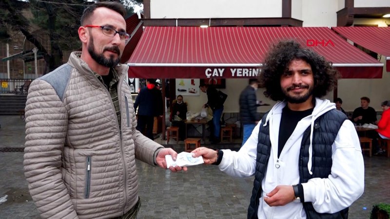 Bursa'da para dolu cüzdan bulup sahibine ulaştırdı