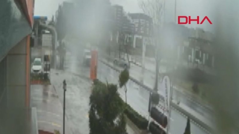 Pendik'te kaygan yolda sürücü, ters şeride geçip kaza yaptı