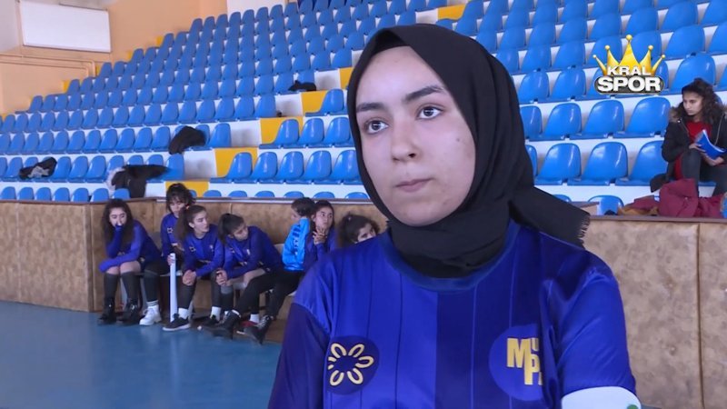 Van'ın kadın Rivaldo'su, öğretmenlik için transfer tekliflerini reddediyor