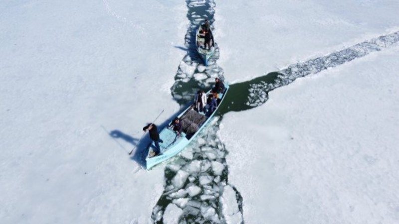 Beyşehir Gölü'nde balıkçılar yeniden ava çıktı