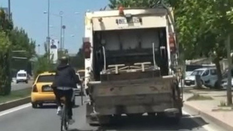 Elazığ'da bisikletlinin tehlikeli yolcuğu