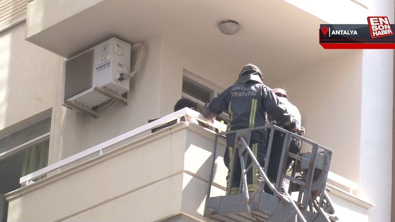 Antalya'da bir kadın, eşyalarını balkondan atıp ateş yaktı
