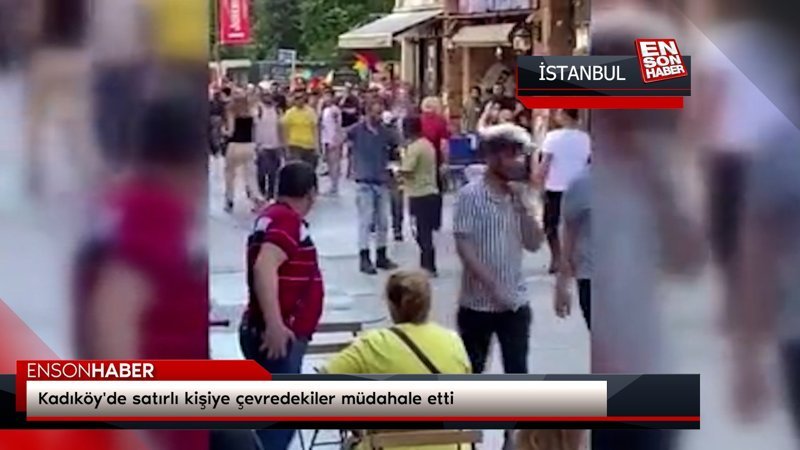 Kadıköy'de satırlı kişiye çevredekiler müdahale etti