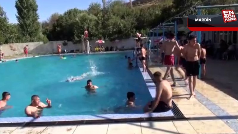 Mardin'de vatandaşlar, Gurs Vadisi'ndeki yüzme havuzunda serinliyor