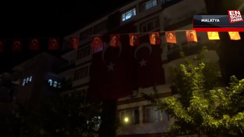 Malatyalı şehidin evine dev Türk bayrağı asıldı