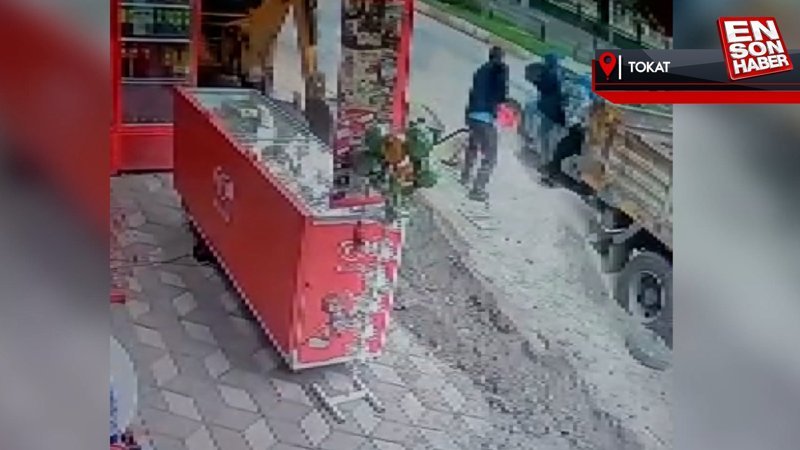 Tokat’ta, otomobilin yolda yürüyen kadına çarptığı anlar kamerada