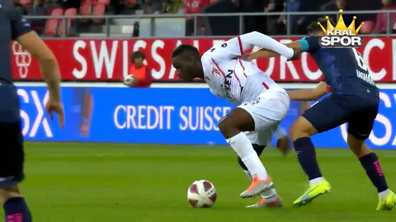 Mario Balotelli kaleciyi uzaktan avladı