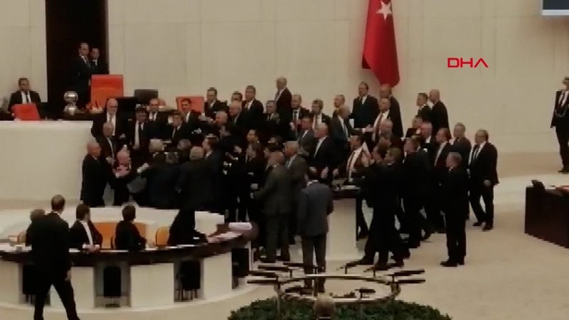 Meclis'te yumruklu kavga: 1 vekil hastaneye kaldırıldı