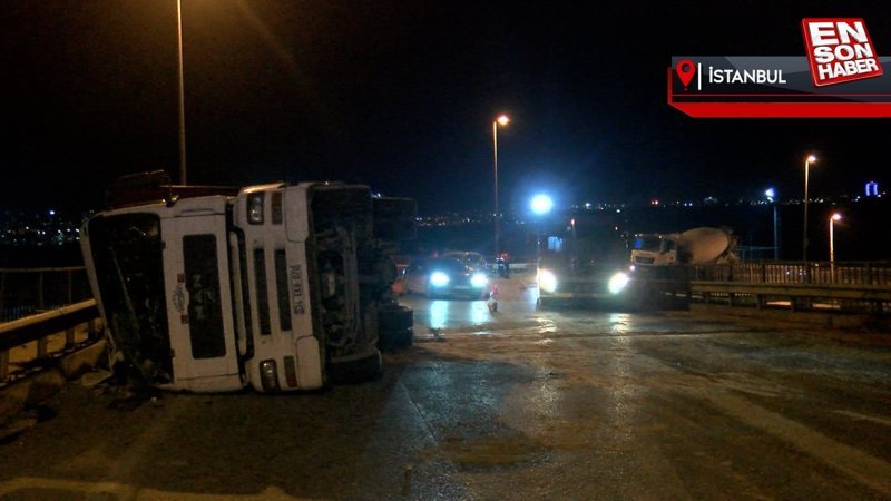 Küçükçekmece'de tır yan yattı