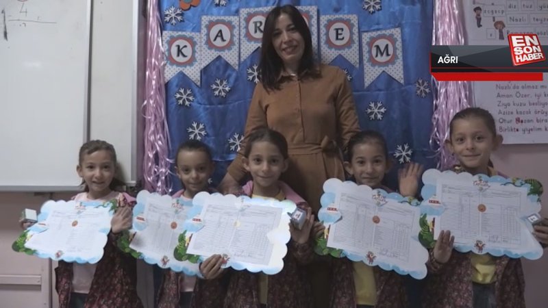 Ağrılı beşiz kızlar ilk karnelerini aldı