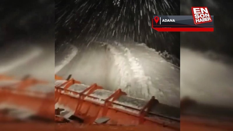 Adana'da karda mahsur kalan araçların imdadına yetiştiler