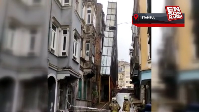Beyoğlu'nda iskele, şiddetli rüzgarda devrilme tehlikesi yaşadı