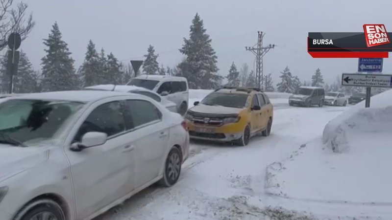 Uludağ'da şiddetli kar yağışı sürücülere zor anlar yaşattı