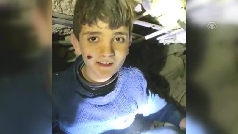 Enkaz altında simit isteyen çocuk, kendisini kurtaran ekiplere sarıldı