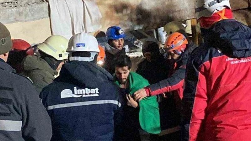 Hatay'da 96. saatte bebek sesi, bir aileyi kurtardı