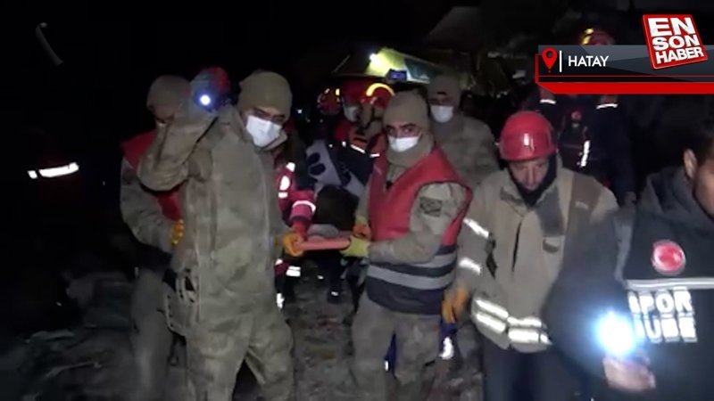 Hatay'da Sultan teyze 137 saat sonra enkaz altından çıkartıldı