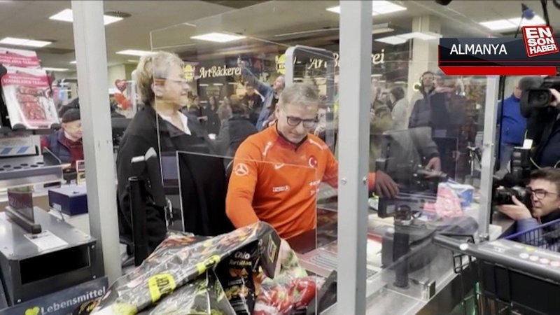 Stefan Kuntz Almanya'da depremzedeler için kasiyerlik yaptı