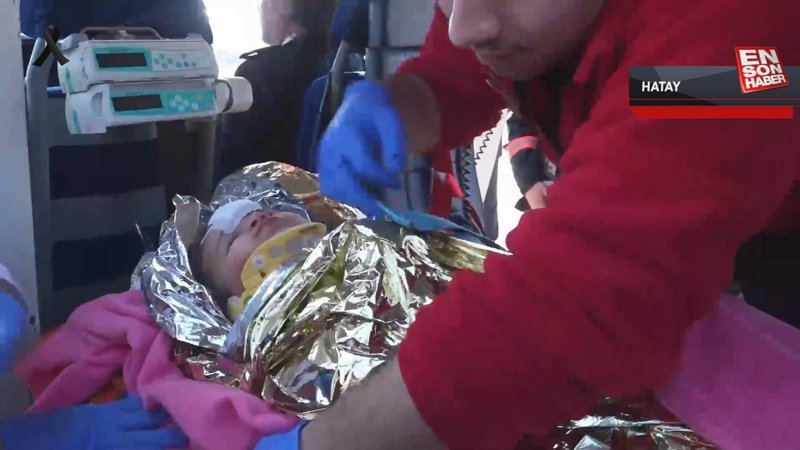 Enkazdan 150'nci saatte kurtarılan minik kız helikopter ambulansla Adana'ya gönderildi