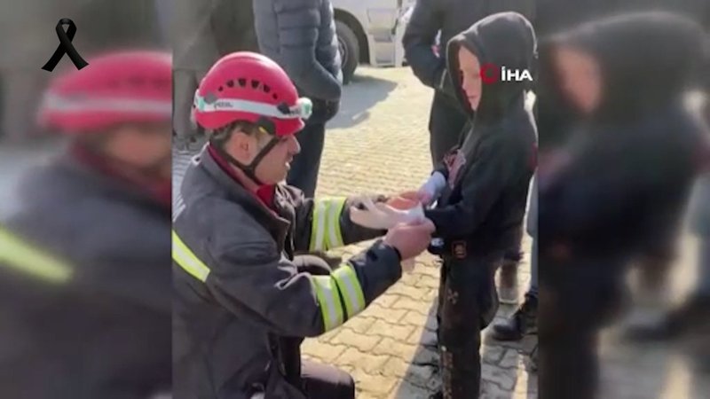 Hatay'da deprem bölgesinde yürek ısıtan görüntü