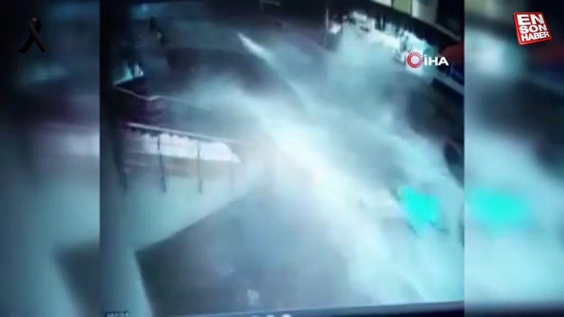 Adana’da minibüs depremin etkisiyle düşen su deposunun altında kalmaktan saniyeyle kurtuldu