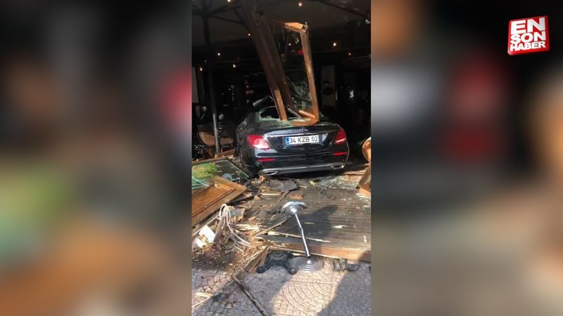 Bağdat Caddesi'nde kontrolden çıkan otomobil kafeye daldı