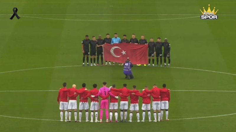 Hull City taraftarı saygı duruşunda Türk bayrağı açtı