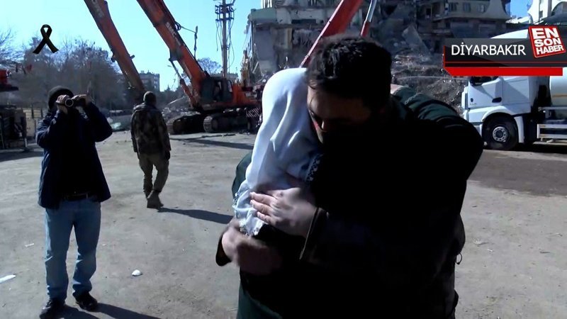 Kendisini sırtında taşıyarak kurtaran ekipteki Özel Harekat polisine sarıldı