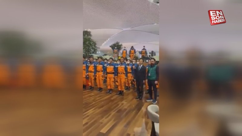 Japon kurtarma ekibinin duygulandıran vedası