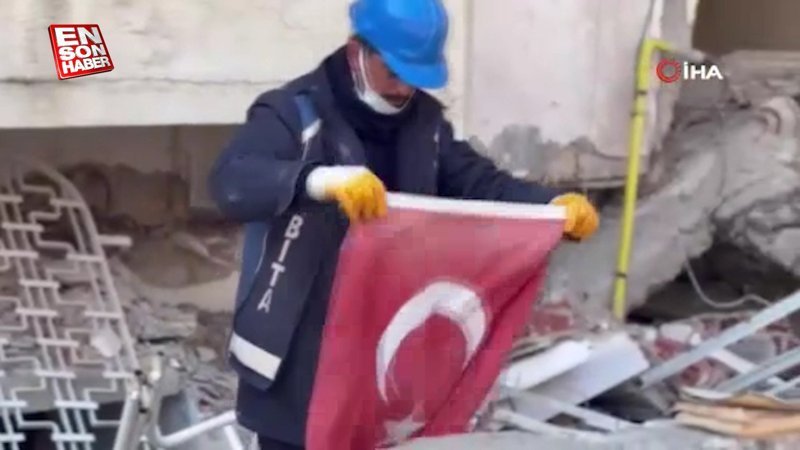 Kahramanmaraş'ta bir iş makinesi operatörünün Türk bayrağı hassasiyeti