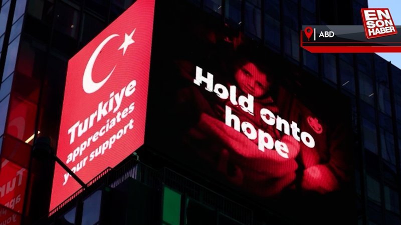Times Meydanı'ndaki ilan panolarında deprem kayıpları anıldı