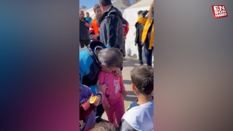 Deprem bölgesindeki Fahrettin Koca ile minik Medine'nin gülümseten anları